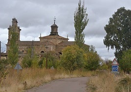 La carretera en Sanjuanejo que lleva a los restos del Monasterio de la Caridad.