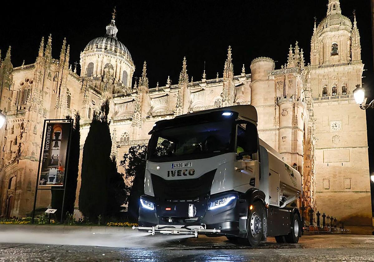 Una baldeadora GNC de FCC Medio Ambiente en el entorno de la Catedral de Salamanca y casco histórico.