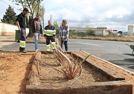 Los concejales y operarios municipales, en la nueva zona de estacionamiento frente al cementerio.