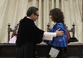 El rector de la Universidad de Salamanca, Juan Manuel Corchado, y la Premio Nobel de Química en el año 2020, Emmanuelle Charpentier, durante el acto de investidura, celebrado en la mañana de este viernes en el Paraninfo.