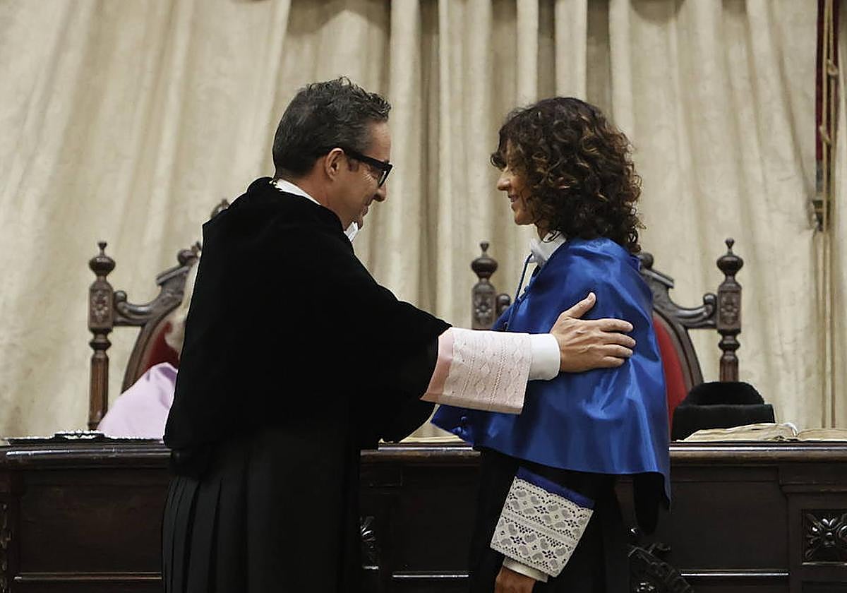 El rector de la Universidad de Salamanca, Juan Manuel Corchado, y la Premio Nobel de Química en el año 2020, Emmanuelle Charpentier, durante el acto de investidura, celebrado en la mañana de este viernes en el Paraninfo.