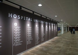Pasillo principal del Hospital de Salamanca.