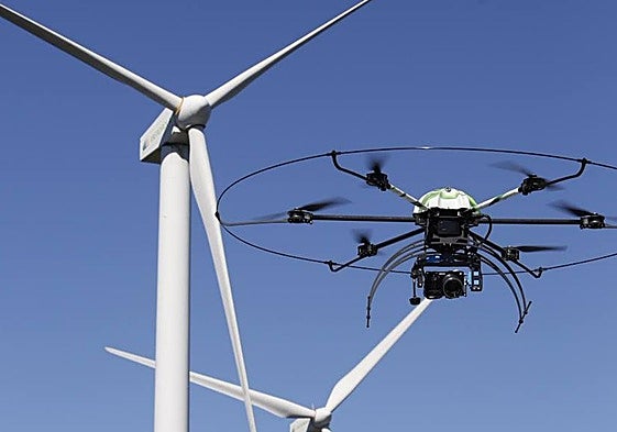 Aracnocóptero inspecciona los aerogeneradores de un parque eólico salmantino de Iberdrola.