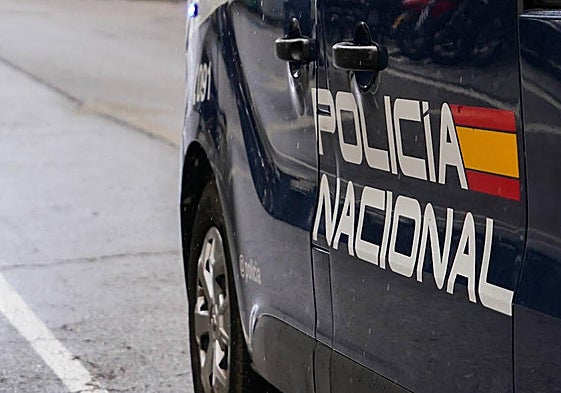 Un furgón de la Policía Nacional, en la Gran Vía de Salamanca.