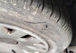 Uno de los neumáticos rajados.