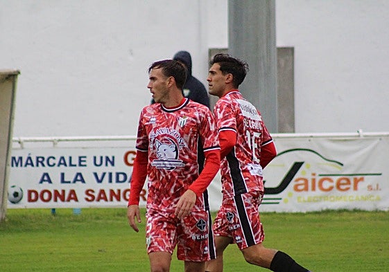 El central del CD Guijuelo, José Ruiz, en el choque de este sábado en La Arboleda.