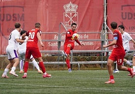 Chopi busca a Santos, autor del gol del Santa Marta, en el encuentro de este sábado.