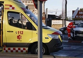 Ambulancia en la rotonda de Villares tras una aparatosa colisión que tuvo lugar el jueves.