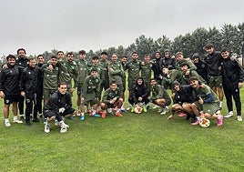Foto de familia del vestuario de Unionitas sobre el césped de Nuevo Naharros, donde se ejercitaron este sábado.