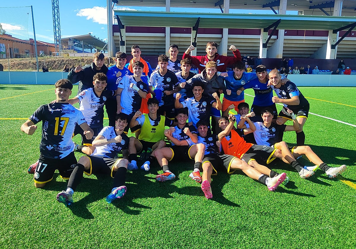 Los futbolistas de Unionistas celebran el triunfo en el anexo al Reina Sofía.