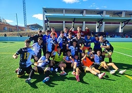 Los futbolistas de Unionistas celebran el triunfo en el anexo al Reina Sofía.