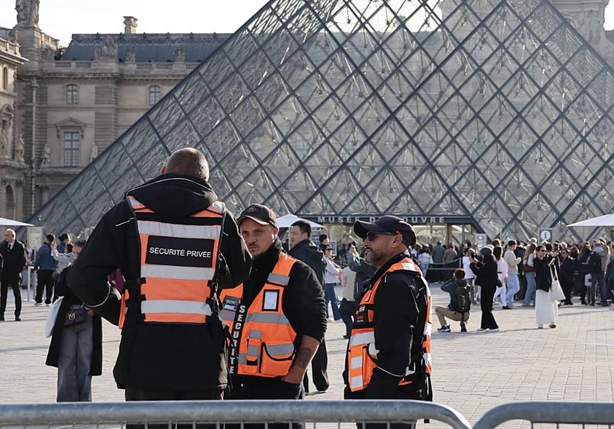 La Policía francesa detiene a dos presuntos ladrones del Museo del Louvre.