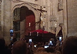 El Cristo de la Agonía redentora sale por la Puerta del Obispo.