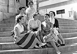 No son Audrey Hepburn y unas amigas en la piazza di Espagna, ni va a aparecer Gregory Peck, pero la escena captada en las escaleras de la Gran Vía salmantina es contemporánea a la recordada película «Vacaciones en Roma».