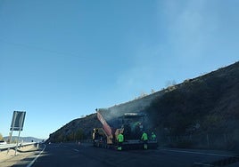 Trabajos de parcheo, este lunes en el puerto de Vallejera.