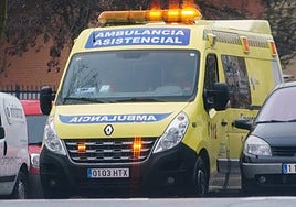 Una ambulancia de servicio por las calles de Salamanca.