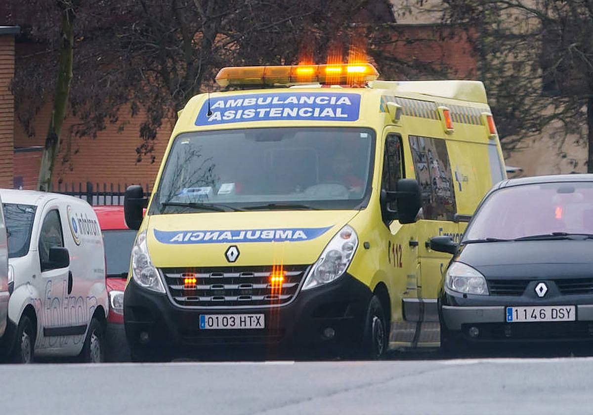 Una ambulancia de servicio por las calles de Salamanca.