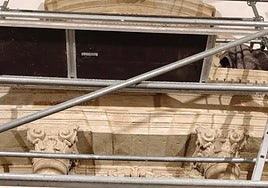 Retablo mayor en piedra tras los andamios colocados para su arreglo.