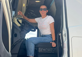 Oti Cabadas subida a un camión.