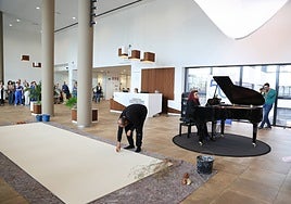 Juan Sebastián González crea una obra mientras Teresa Villarino ofrece un recital.