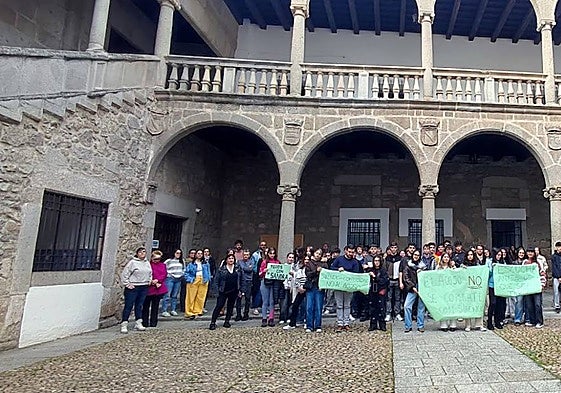 Concentración en el patio del palacio ducal.