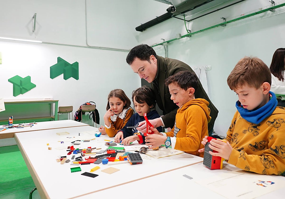 El concejal de Promoción Económica, Pedro Martínez Córdoba, en los talleres del año pasado.