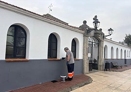 Labores de pintura en al fachada principal del cementerio de Alba de Tormes.