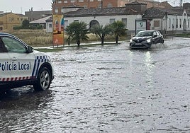 Calles de un pueblo de Salamanca anegadas por la lluvia.