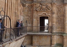 El rector de la Universidad Pontificia de Salamanca, Santiago García-Jalón de la Lama, y el alcalde de Salamanca, Carlos García Carbayo.