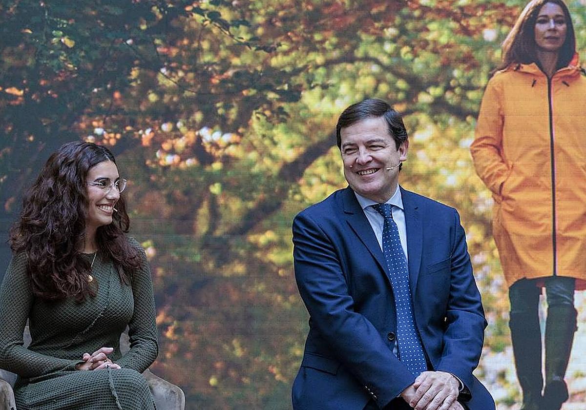 Alba Saenc y Fernández Mañueco, en un momento de la presentación.