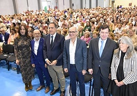 Autoridades políticas frente a las más de 2.000 mujeres que han acudido al acto de la Diputación.