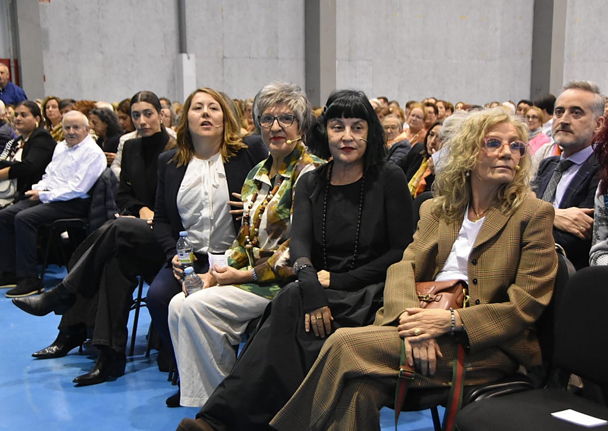 Imagen secundaria 1 - Más de 2.000 féminas celebran el &#039;Día de la Mujer Rural&#039;: «Sois guardianas de las tradiciones y la voz del futuro de Salamanca»
