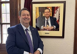 Benjamín Crespo ante su retrato descubierto ayer en la galería de la Cámara de Comercio.