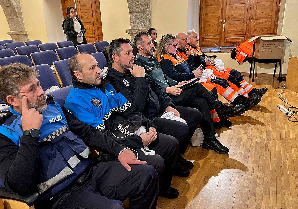 Imagen principal - Imagen de la mesa celebrada en el convento de San Francisco y, también, de la actividad de primeros auxilios en el Ayuntamiento. 