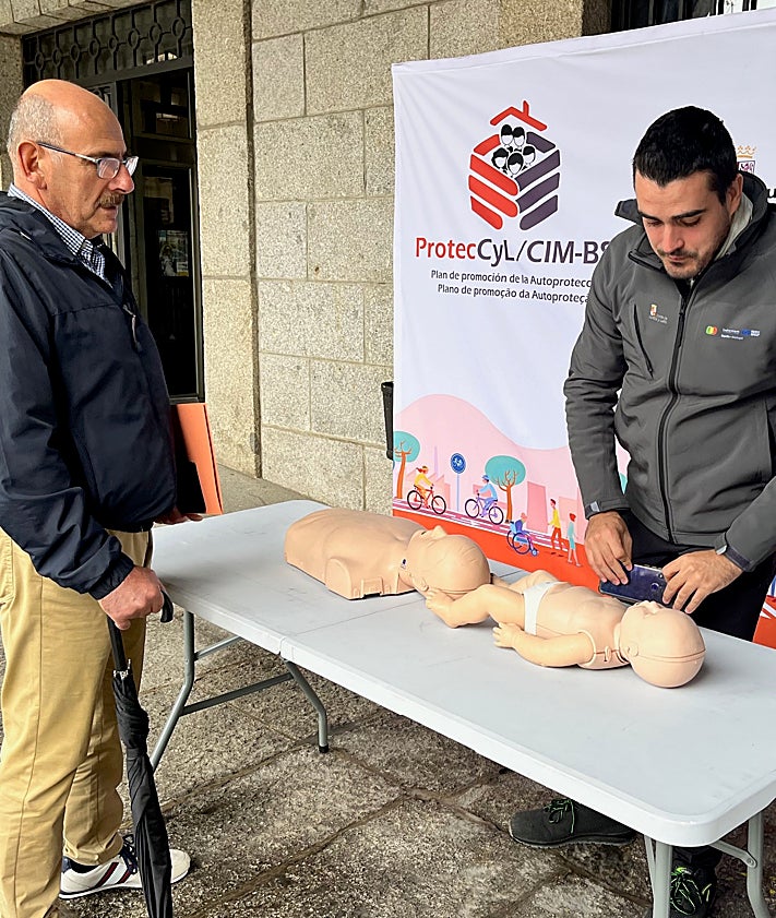 Imagen secundaria 2 - Imagen de la mesa celebrada en el convento de San Francisco y, también, de la actividad de primeros auxilios en el Ayuntamiento. 