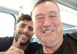 Paco, junto al exjugador de Unionistas Juampa Barros, en un tren en dirección a Bilbao, antes de un partido.