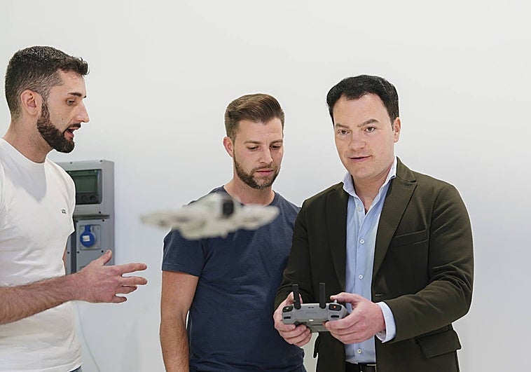 El concejal Pedro Martínez, junto a Santiago Gauss y Víctor Díaz, profesores de pilotaje de drones.