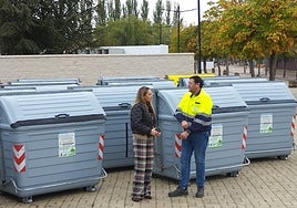 La concejala de Medio Ambiente, Marta Labrador, junto a un operario y los contenedores de carga lateral.