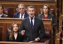 El presidente del PP, Alberto Núñez Feijo y la portavoz del grupo popular en el Congreso, Ester Muñoz, durante una sesión de control, en el Congreso de los Diputados.