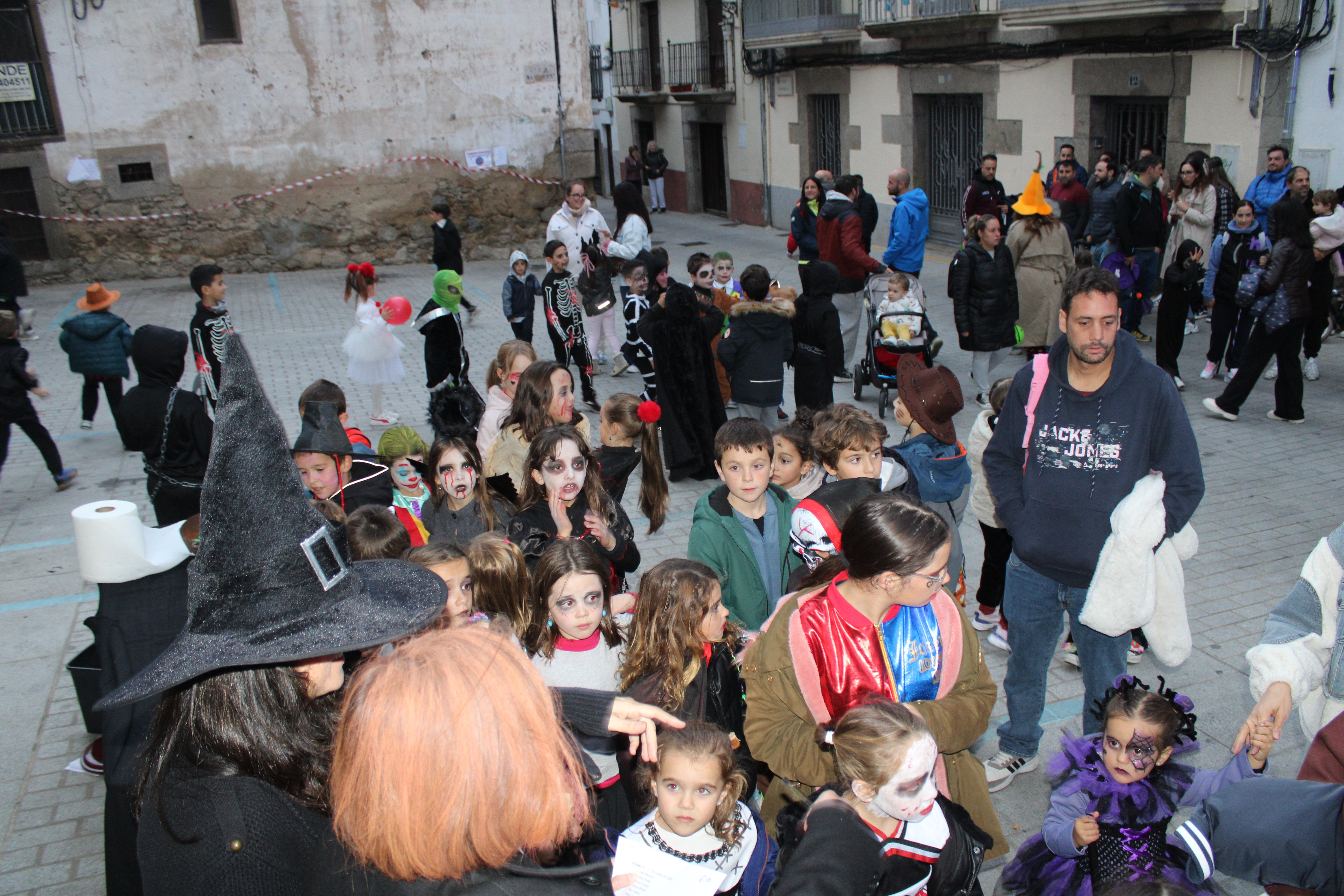 Éxito de la programación de Halloween, que se cambia al pabellón Sierra de Béjar por mal tiempo