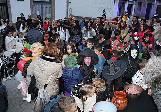 Imagen de participantes en la fiesta de Halloween celebrada en el barrio de San Juan.