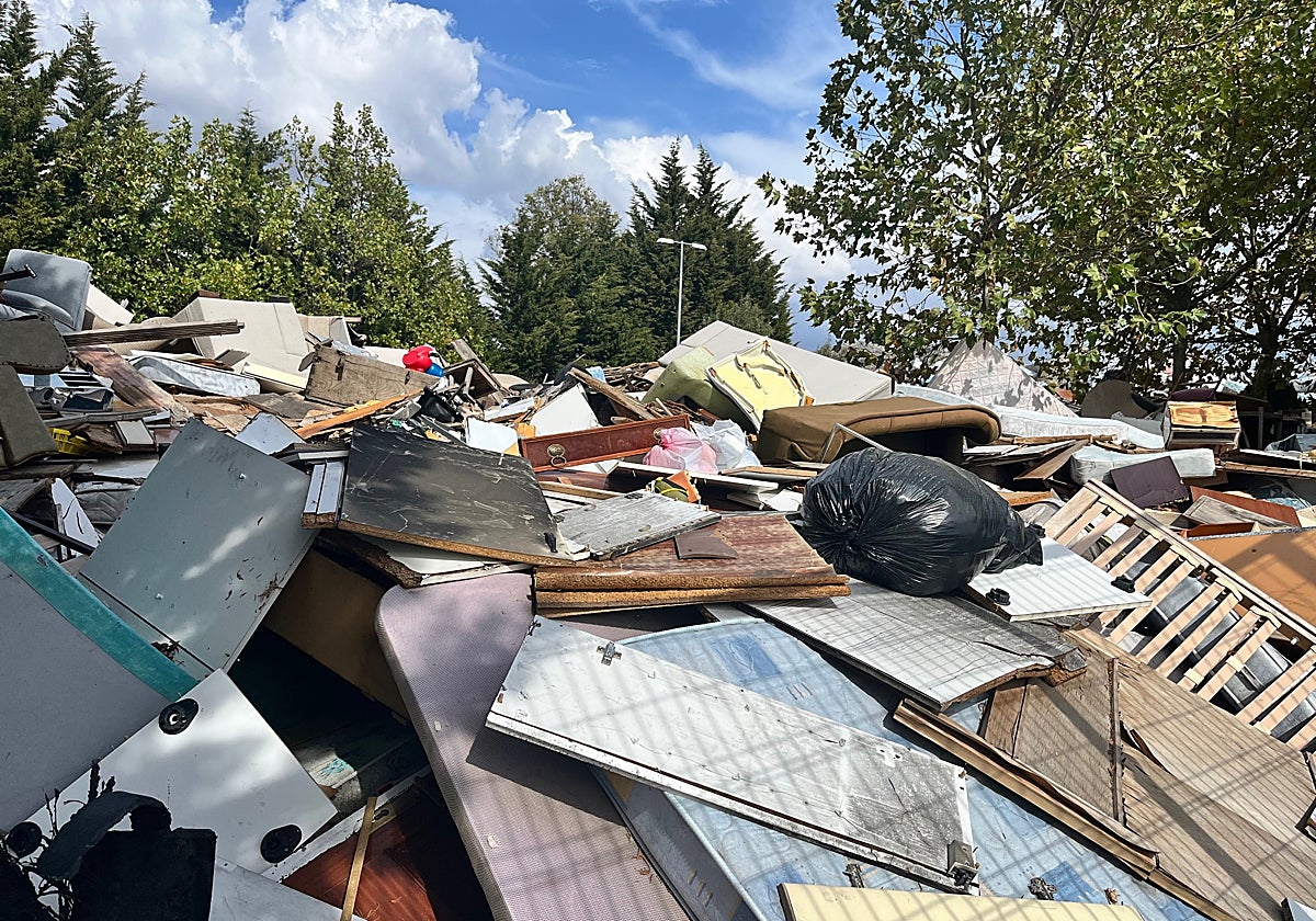 Estado del Punto Limpio de Béjar, completamente colapsado por los enseres y residuos allí acumulados.