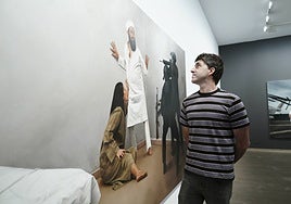 El artista Kepa Garraza, con una de sus obras.