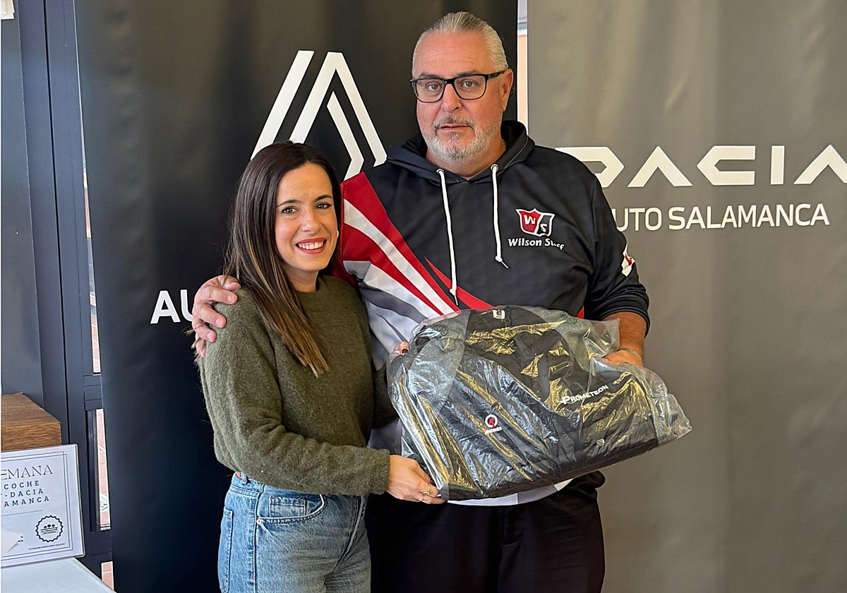José Famny Bustos, el ganador final, en la entrega de premios con Elena Villaverde.