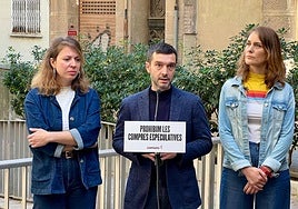 El ministro de Derechos Sociales, Consumo y Agenda 2030, Pablo Bustinduy, en una atención a los medios en Barcelona junto a la líder de los Comuns en el Parlament, Jéssica Albiach, y la líder de BComú en el Ayuntamiento de Barcelona, Janet Sanz.