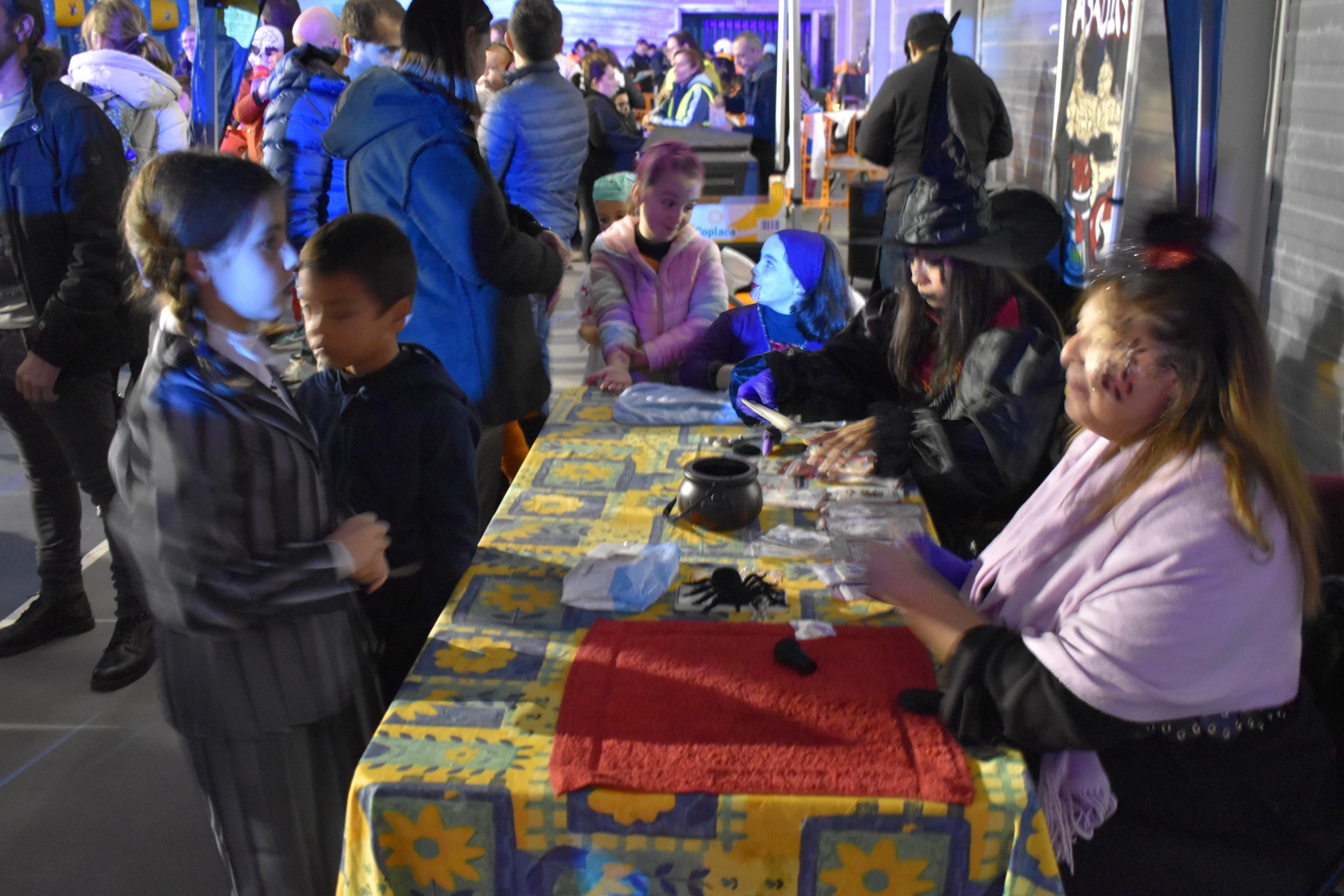 Túnel del terror, juegos y bailes en la tarde de Halloween en Carbajosa de la Sagrada