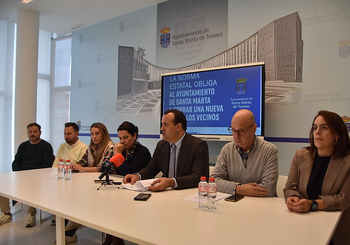 David Mingo (en el centro de la imagen), durante la rueda de prensa junto a su equipo de gobierno.