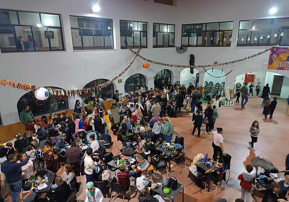 Lleno en el centro de ocio con motivo de la merienda de convivencia allí organizada.