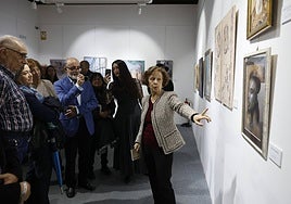 La artista María Luisa Pareja Corzo explica una de sus obras en el Casino.