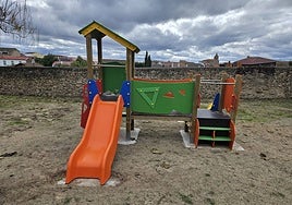 Los alumnos estrenarán los nuevos juegos infantiles el próximo lunes.